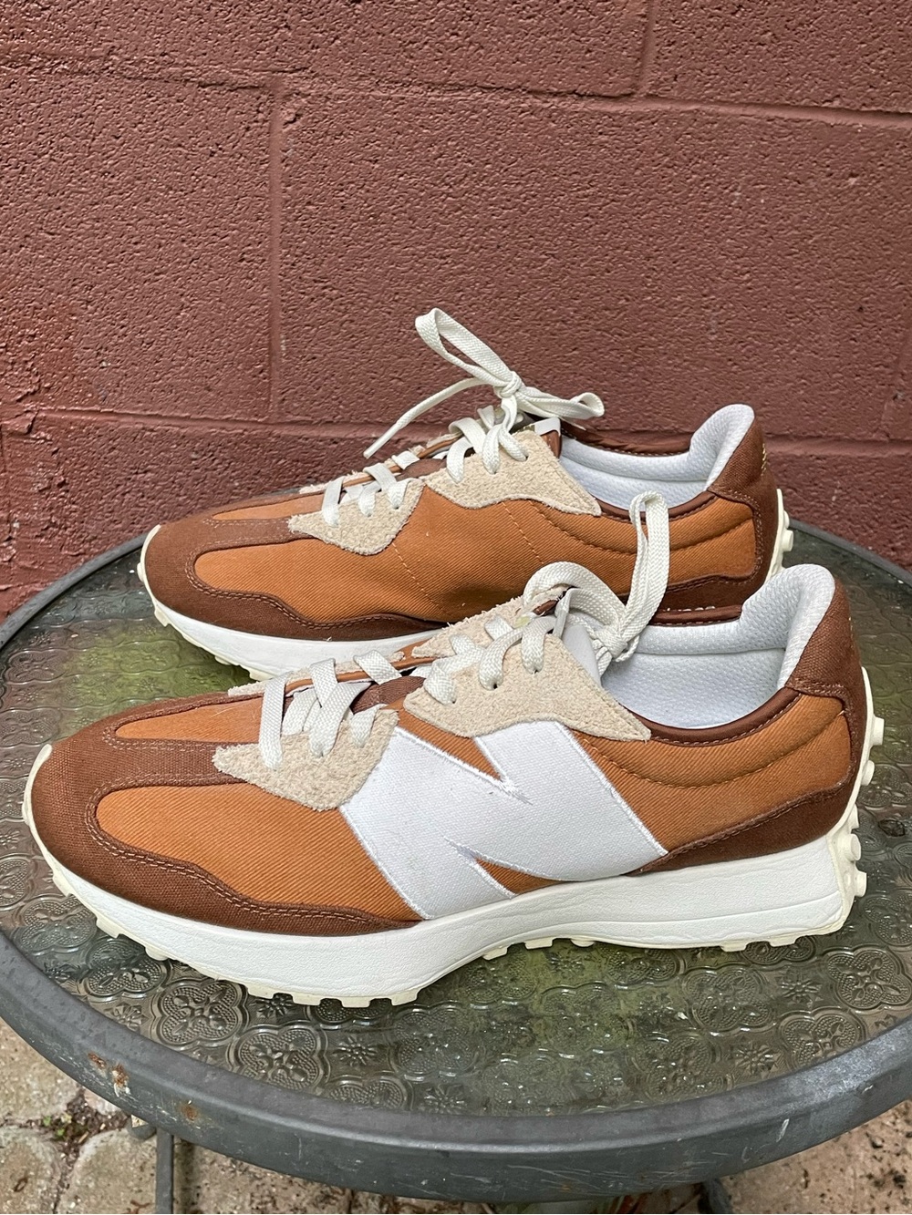 New Balance 327 Sneakers Size 10.5 D - Picture 2 of 11